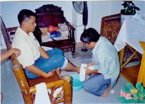 ElderTadeadoingthefootwashing