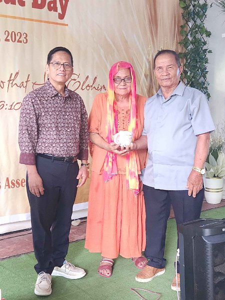 Giving of FOT Souvenir